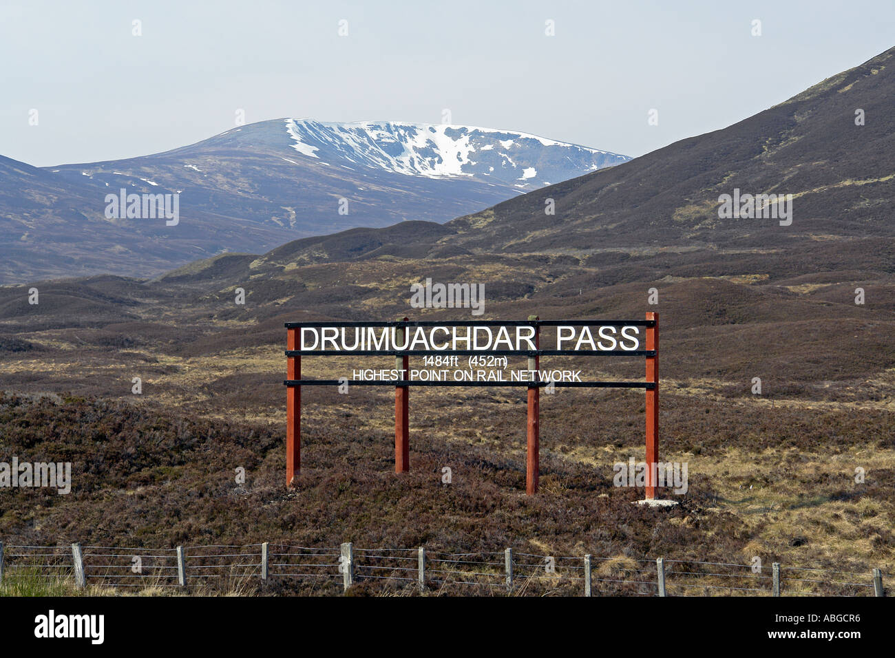 Druimuachdar Pass (ou Col de Drumochter comme il est mieux connu) signe indiquant le point le plus élevé sur le réseau ferroviaire britannique. Banque D'Images