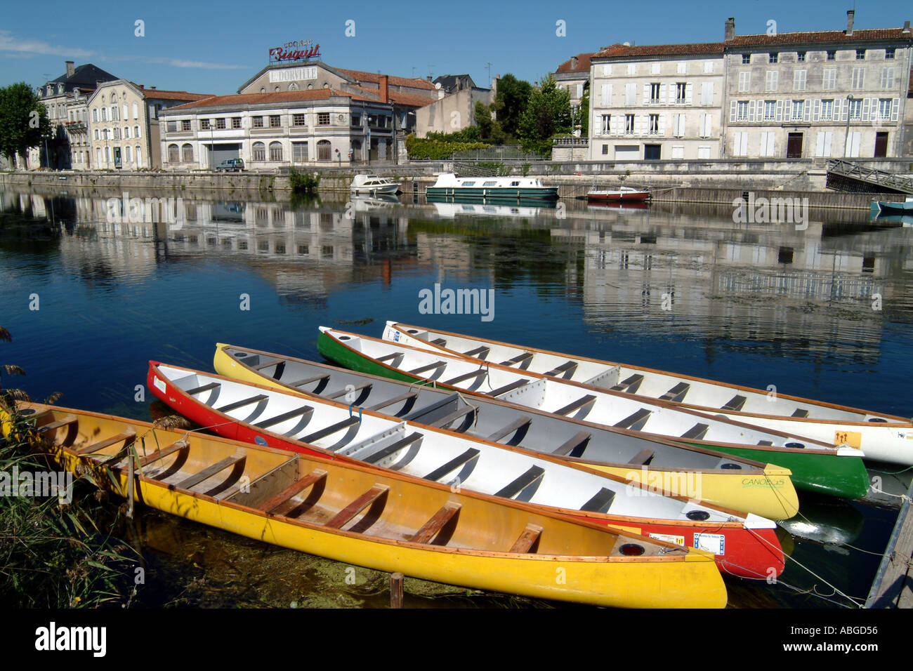 Cognac Bisquit Caves sur le fleuve La Charente et de canoës Jarnac France Banque D'Images