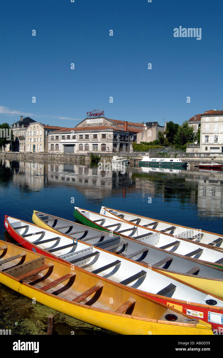 Cognac Bisquit Caves sur le fleuve La Charente et de canoës Jarnac France Banque D'Images