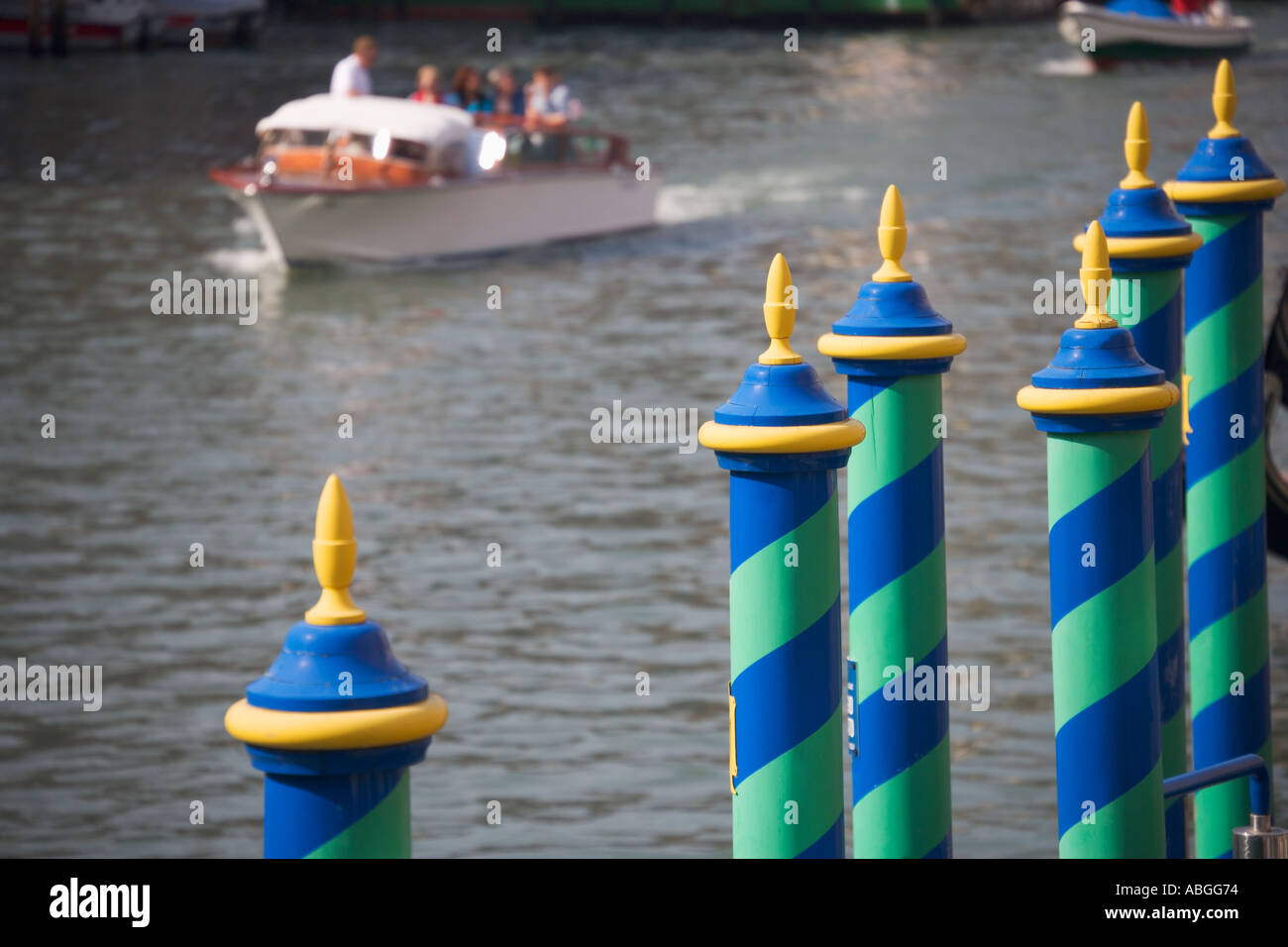 Les poteaux d'amarrage le long du Grand Canal Venise Italie Banque D'Images