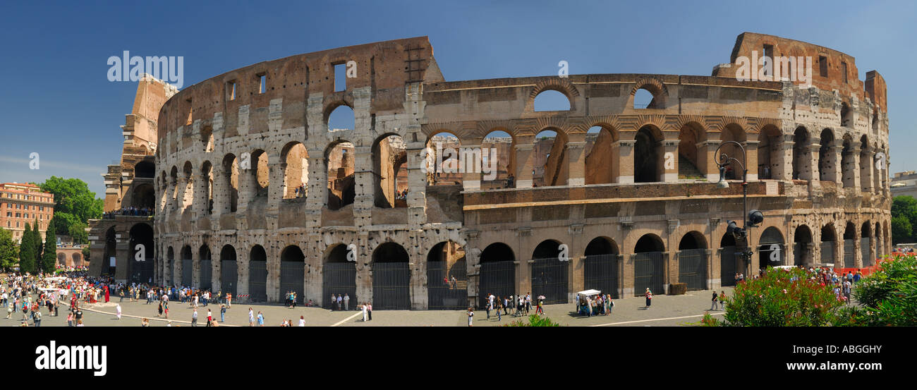 Panorama complet de l'amphithéâtre Flavien ou Colisée à Rome Italie Banque D'Images