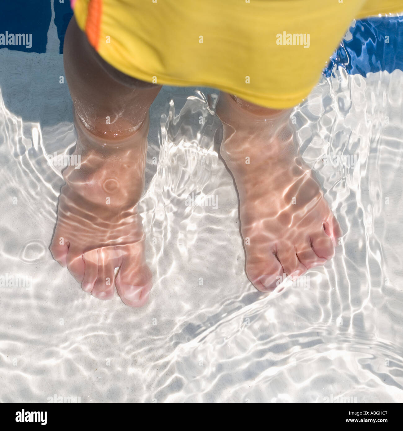 S enfant pieds dans l'eau Banque D'Images