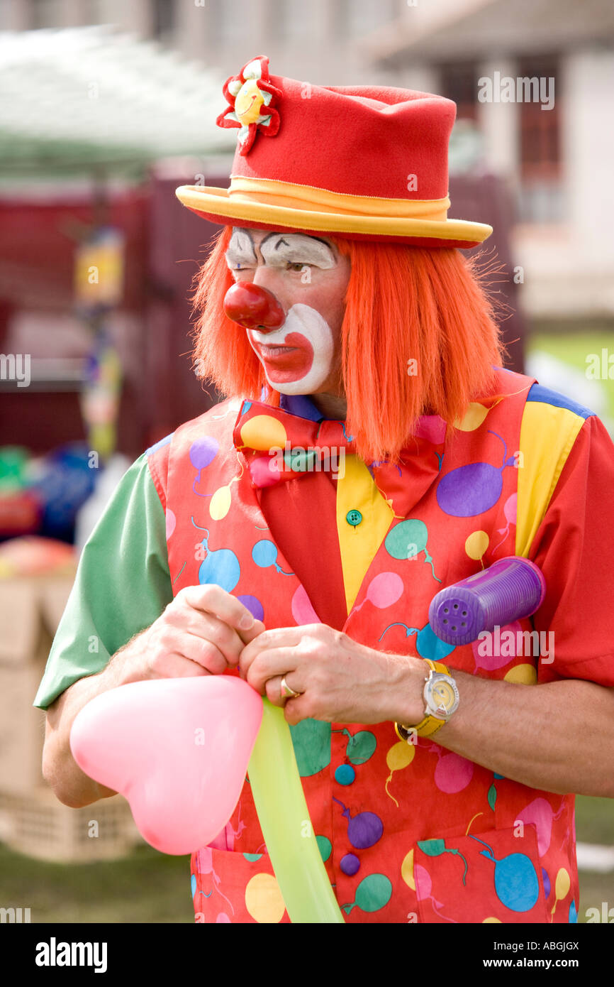 Un clown faisant un animal de ballons pour les enfants Annan Équitation des Marches Dumfriesshire Ecosse UK Banque D'Images