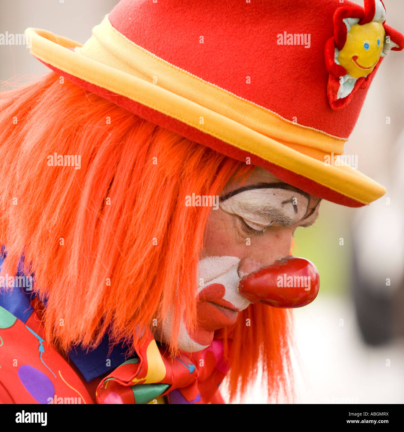 Une triste malheureux clowns face avec nez rouge et un chapeau de divertissement pour enfants Scotland UK Banque D'Images