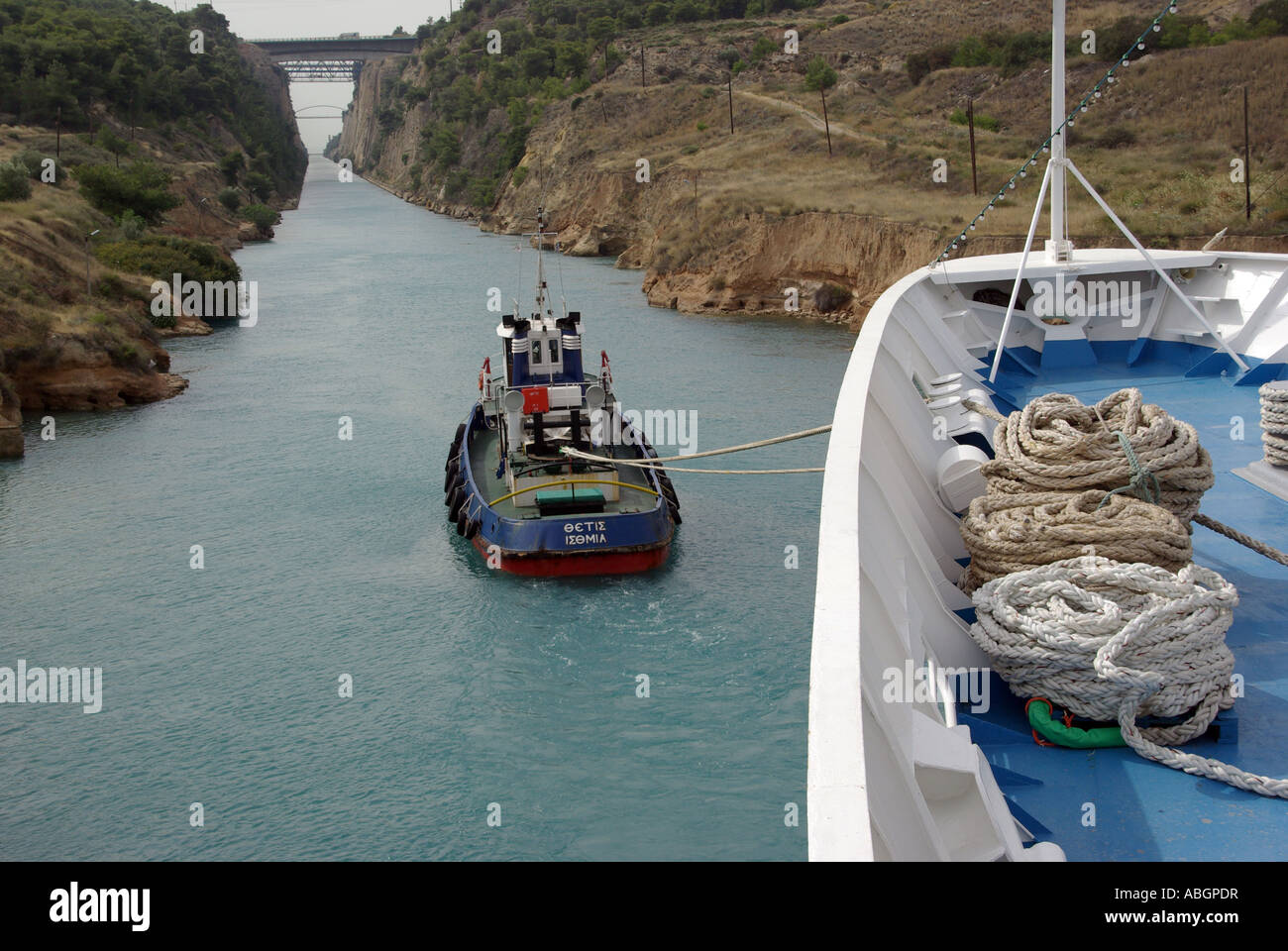 Canal de Corinthe Grèce bateau de croisière en passant par l'aide de remorqueur Banque D'Images