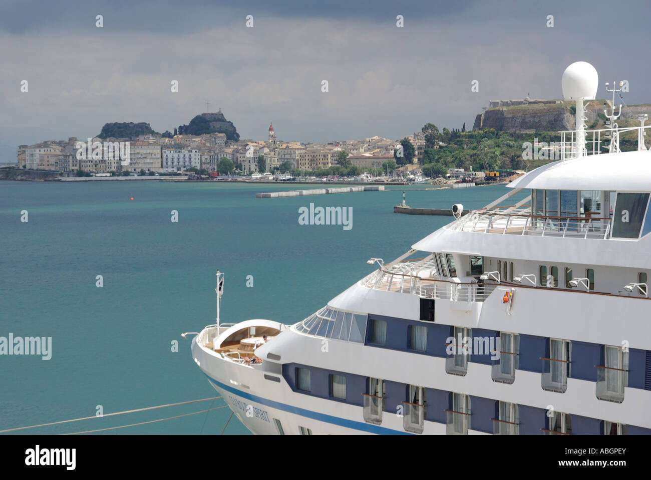 L'île grecque de Corfou Corfou Ville nouveau port de navires de croisière Seabourn Spirit à l'amarrage et d'une vue sur la Vieille Ville Fort en Grèce Mer Ionienne Banque D'Images