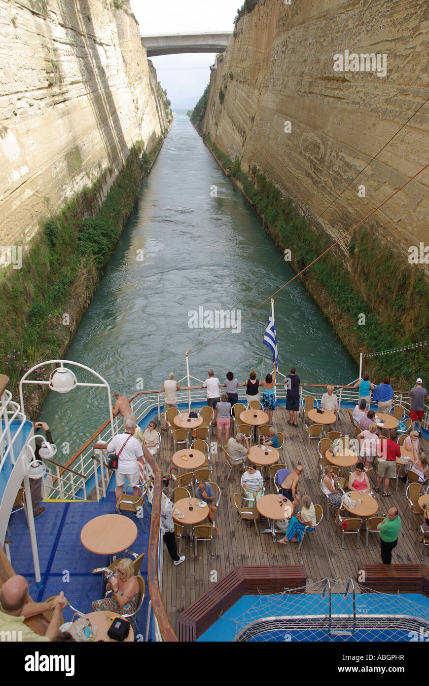 Compression serrée pour bateau de croisière en passant par les passagers sur l'étroit canal de Corinthe pont loisirs stern Banque D'Images