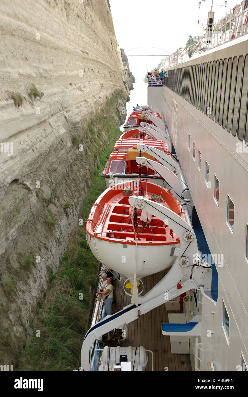 Compression serrée pour bateau de croisière passant par Canal de Corinthe Banque D'Images
