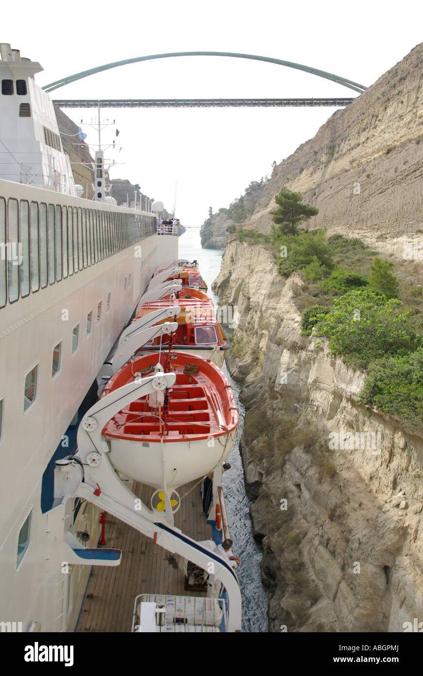 Canal de Corinthe Grèce compression serrée pour bateau de croisière passant par Banque D'Images