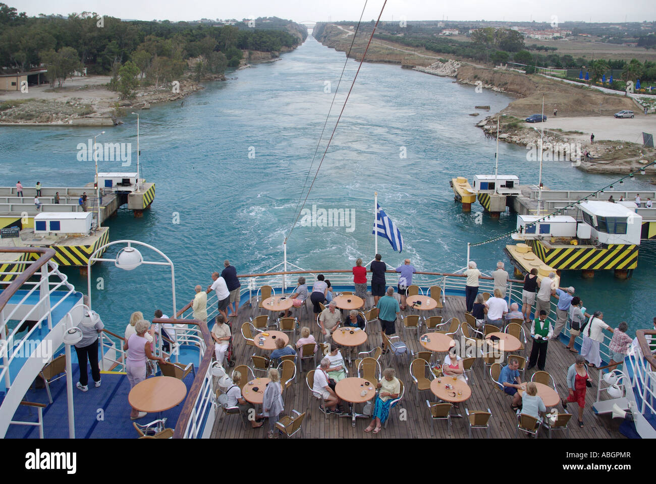 Les passagers de loisirs de pont arrière bateau de croisière passant sur la route submersible pont sur Corinth Canal relie golfe de Corinthe avec Golfe de Saros Banque D'Images