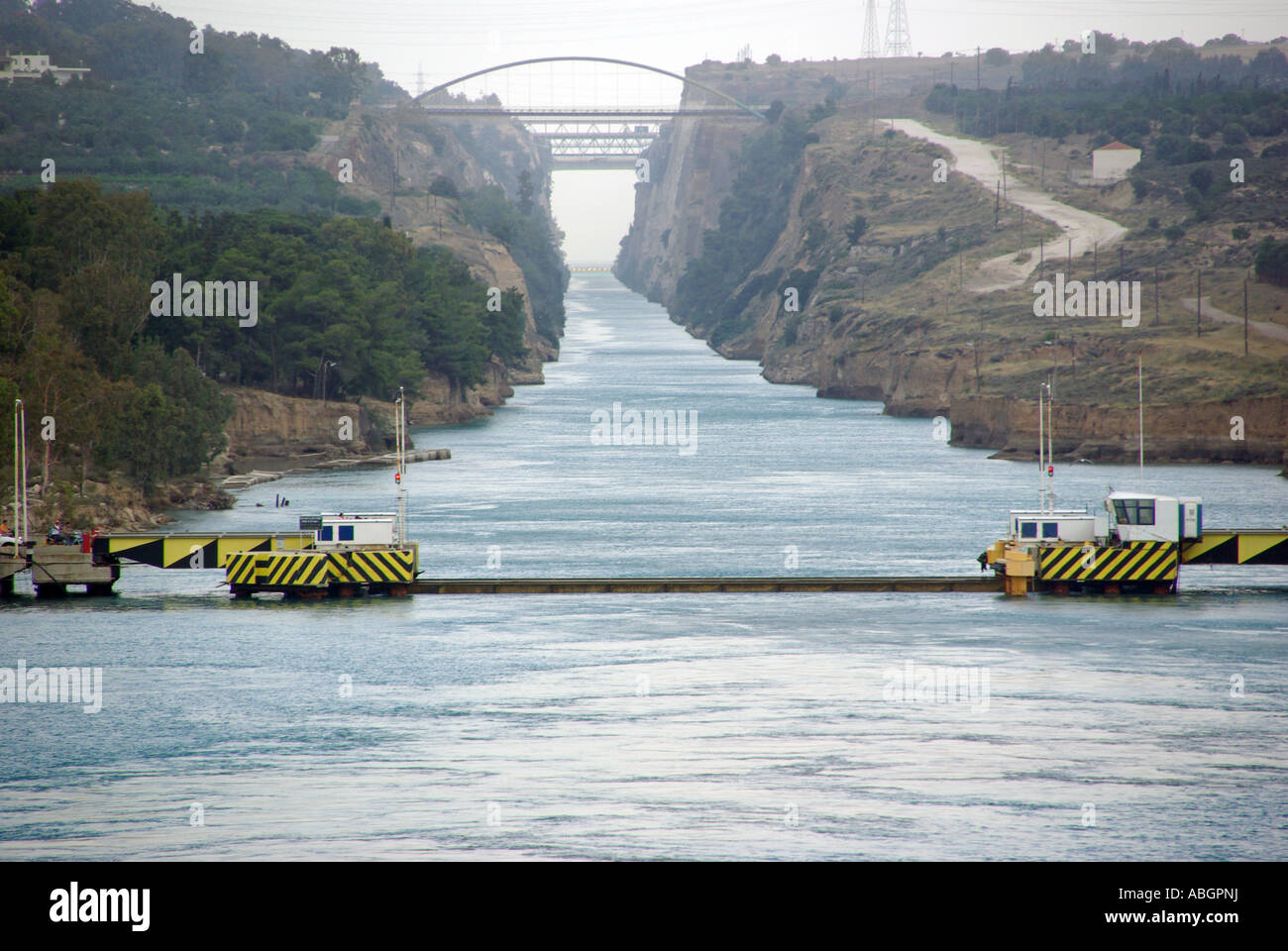 Sud-est du pont de la route submersible du Canal de Corinthe se soulève des fonds marins après bateau de croisière passe dans le golfe Saronique une partie de la mer Egée à l'Isthme Grèce Banque D'Images