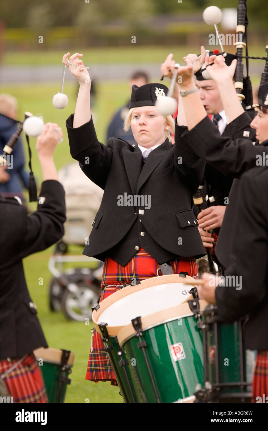 La musique traditionnelle écossaise concurrence pipe band drummers drumming à Annan Circonscription de Marches Dumfriesshire Scotland UK Banque D'Images