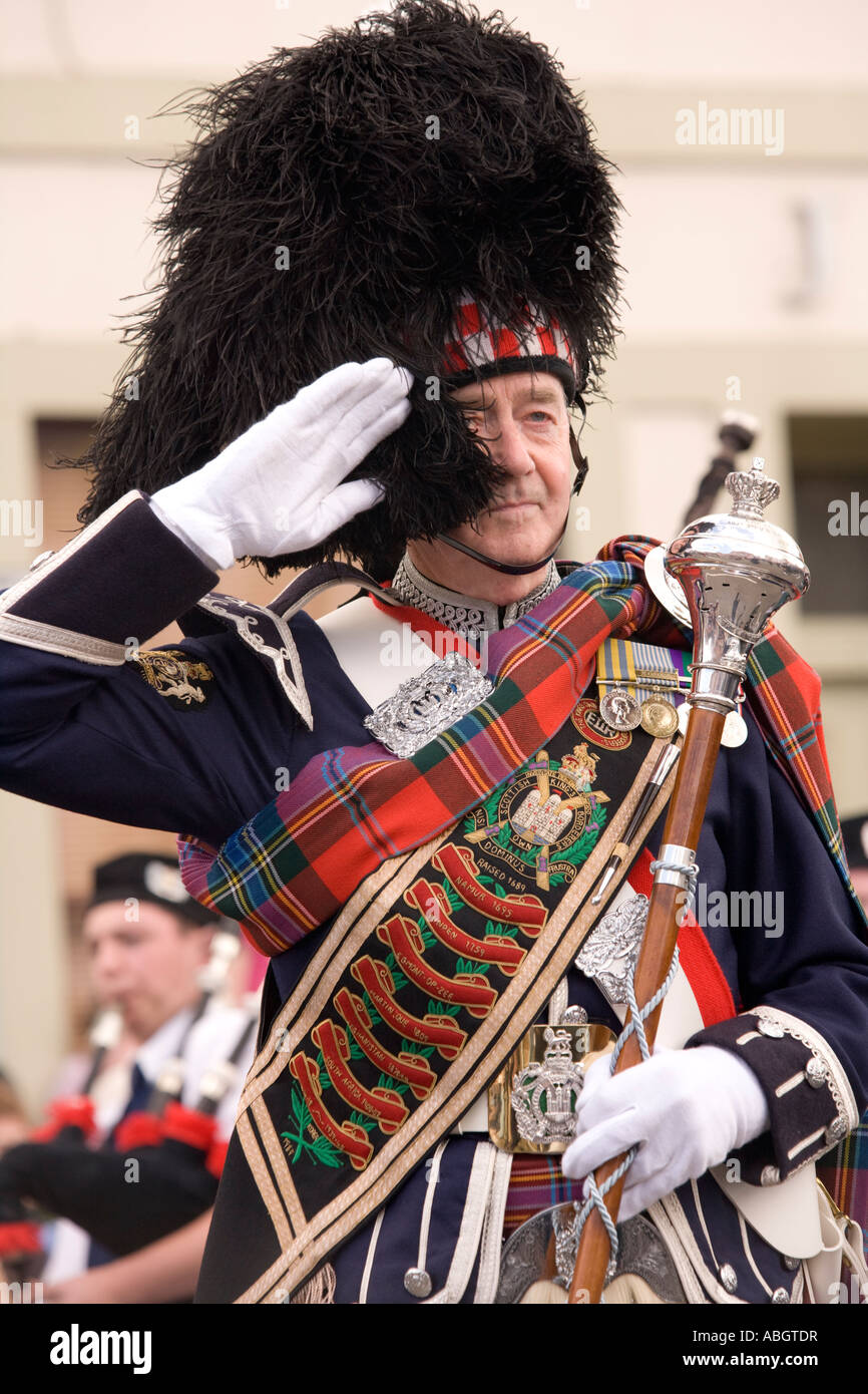 Le cornemuseur-major en tenue militaire kilt sporran et peau d'ours hat Annan Équitation des Marches Dumfriesshire Scotland UK Banque D'Images