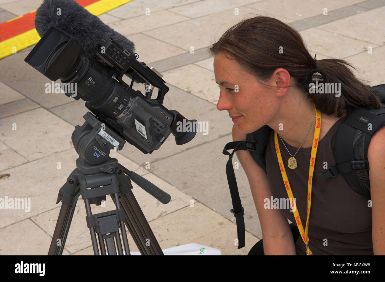 Femme vidéaste de filmer pour BBC Television Banque D'Images