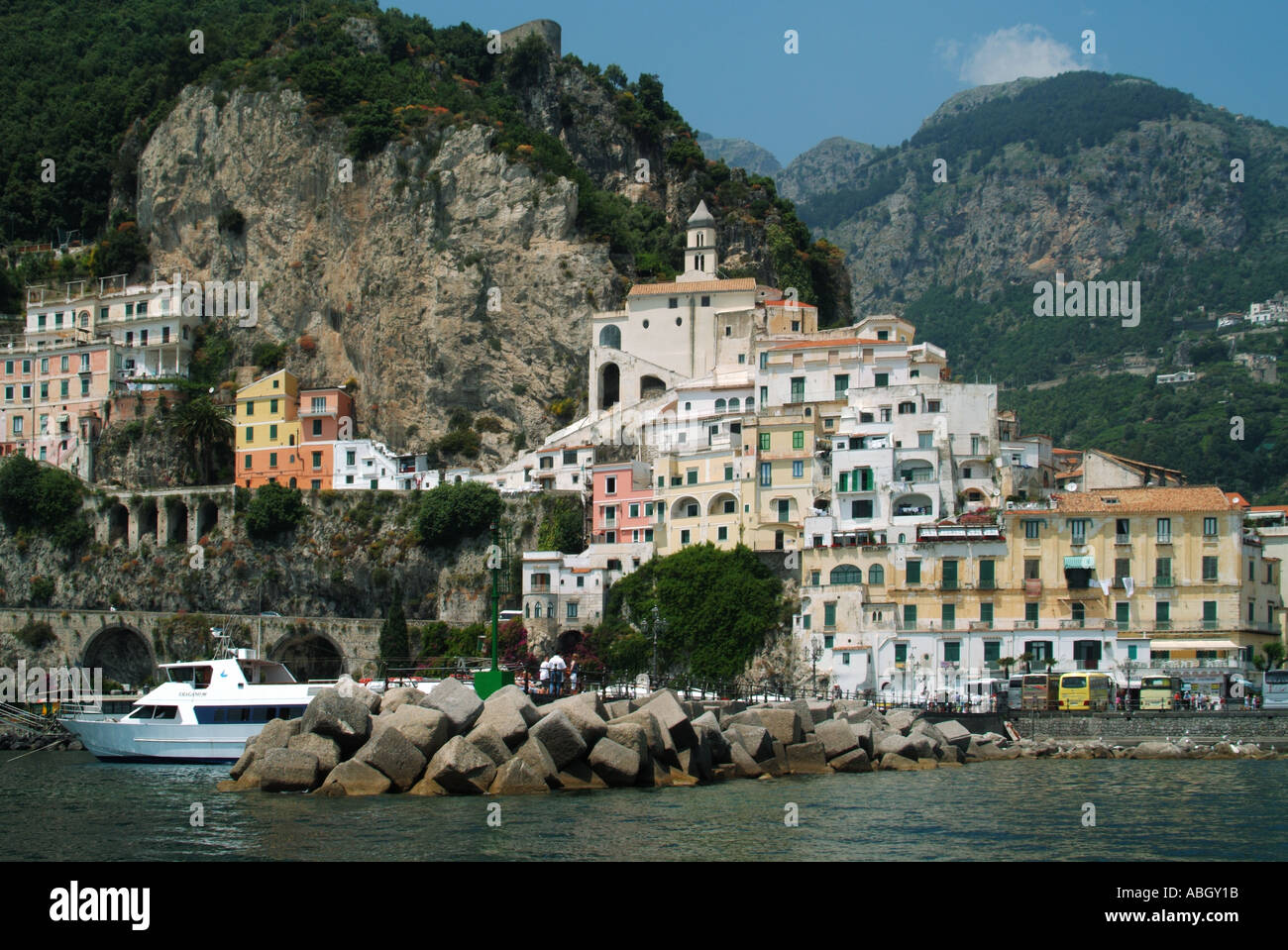 Voir la côte de la partie de la mer ville d'Amalfi bord de mer amarrée bateau garé tour autocars bâtiments sur la pente rocheuse de montagne bleu paysage ciel Campanie Italie UE Banque D'Images