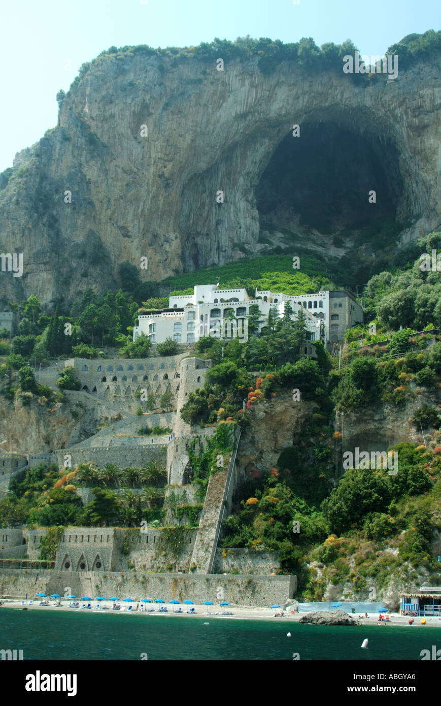 Vue sur la mer Amalfi Côte UNESCO à Amalfi ville blanc Borgo Santandrea hôtel sur la falaise Grotta dello grotte Smeraldo plage privée Salerno Campanie Italie Banque D'Images