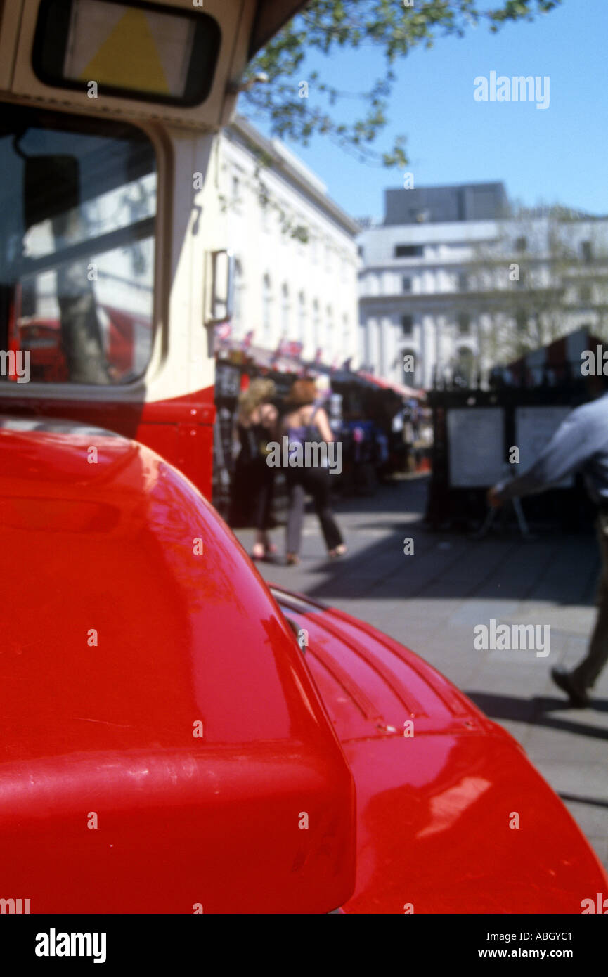 Bonnet ou le capot d'un vieux Routemaster bus à impériale rouge à St Martin's dans le domaine domaine de Covent Garden à Londres UK Banque D'Images
