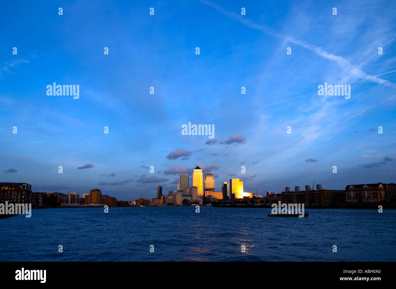 Canary Wharf Docklands Londres paysage urbain horizon coucher de soleil crépuscule profil bleu ciel tamise angleterre Grande-bretagne uk vue design Banque D'Images
