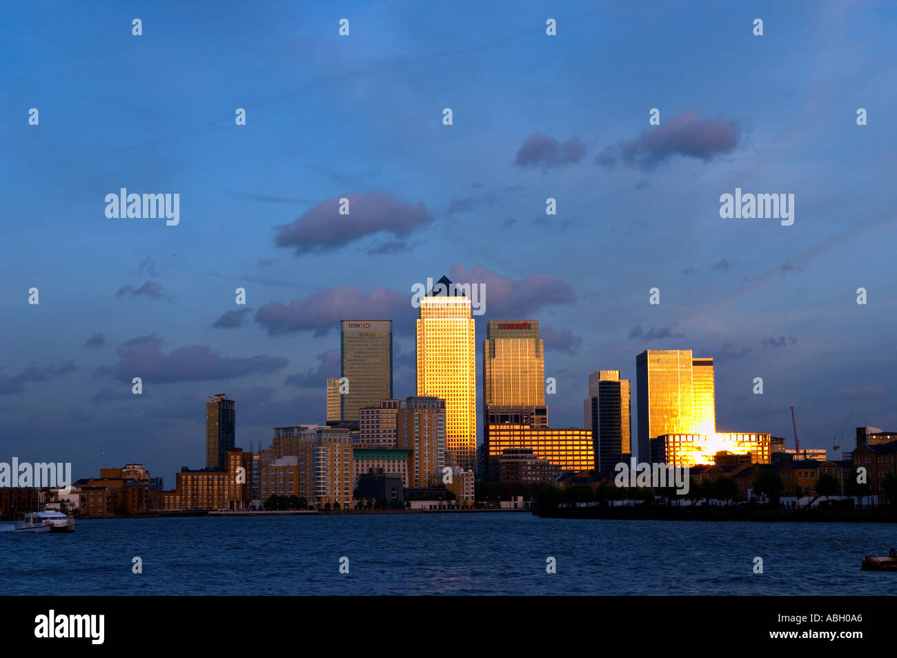 Canary Wharf Docklands Londres paysage urbain horizon coucher de soleil crépuscule profil bleu ciel tamise angleterre Grande-bretagne Royaume-Uni afficher Banque D'Images