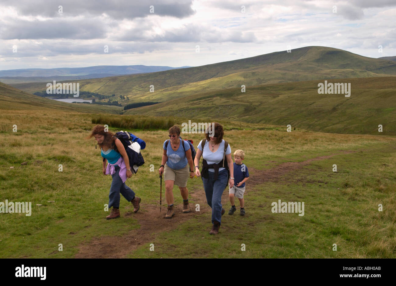 Trois femmes et un enfant d'un groupe de marcheurs à la tête de sentier pour Pen Y Fan dans le parc national de Brecon Beacons Powys Pays de Galles UK Banque D'Images
