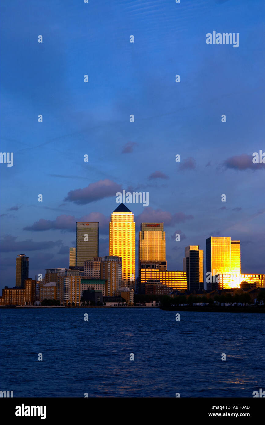 Canary Wharf Docklands Londres paysage urbain horizon coucher de soleil crépuscule profil bleu ciel tamise angleterre Grande-bretagne Royaume-Uni arch design Banque D'Images