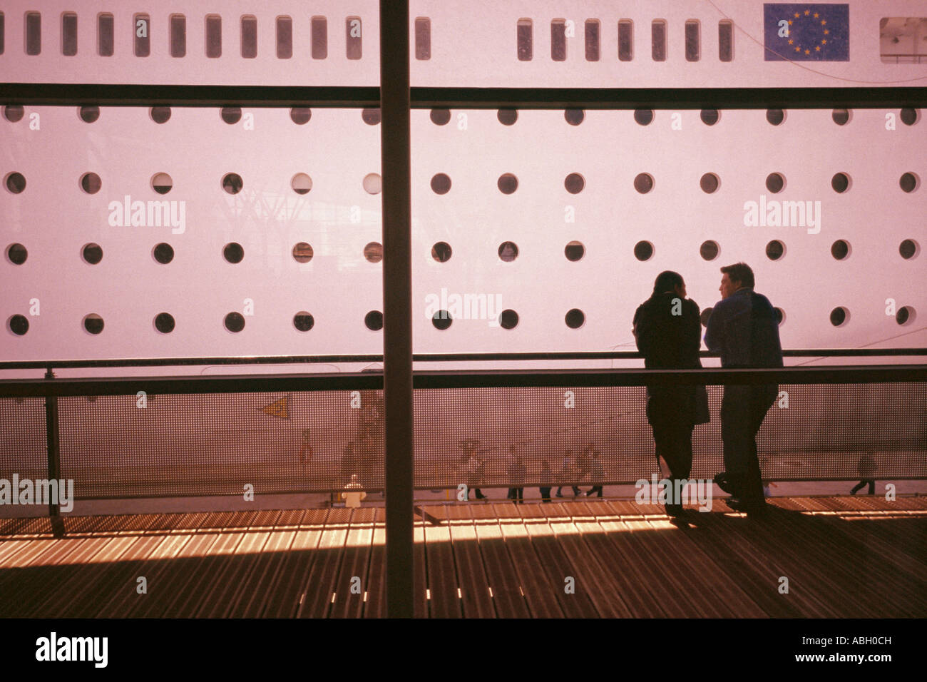 Vue latérale d'un navire de croisière et les gens dans le terminal port de Marseille France Banque D'Images
