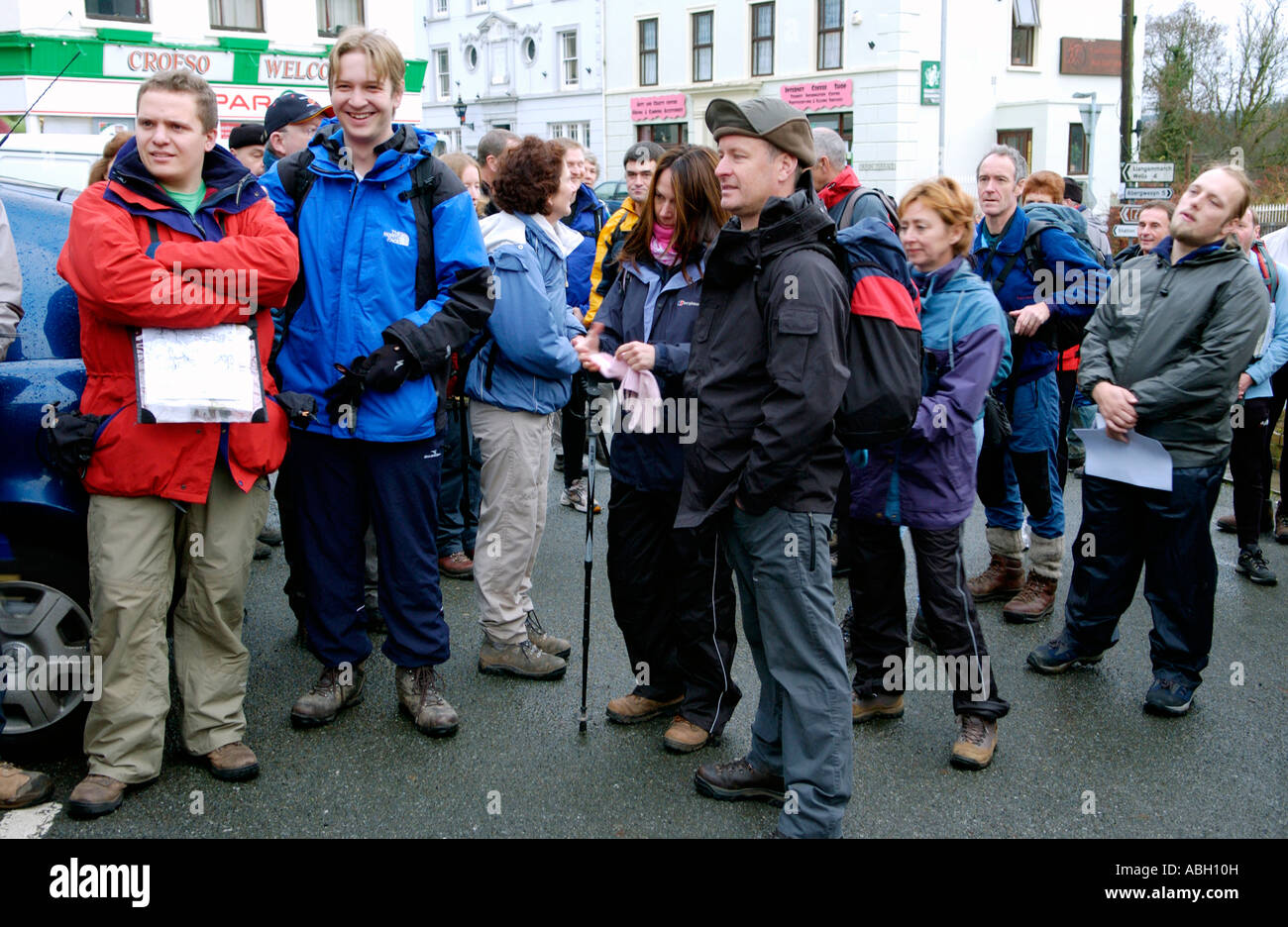 Les randonneurs se rassemblent pour une walking festival à Llanwrtyd Wells Powys Pays de Galles UK Banque D'Images