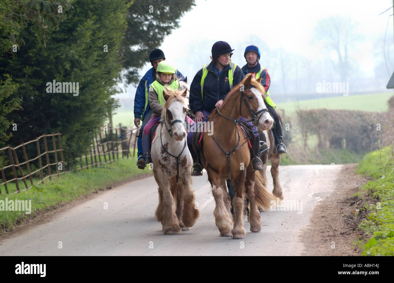 Les randonneurs équestre poney vers le bas sur une route de campagne montagnes noir boucle équestre de Tregoyd Mountain Riders Centre South Wales UK Banque D'Images