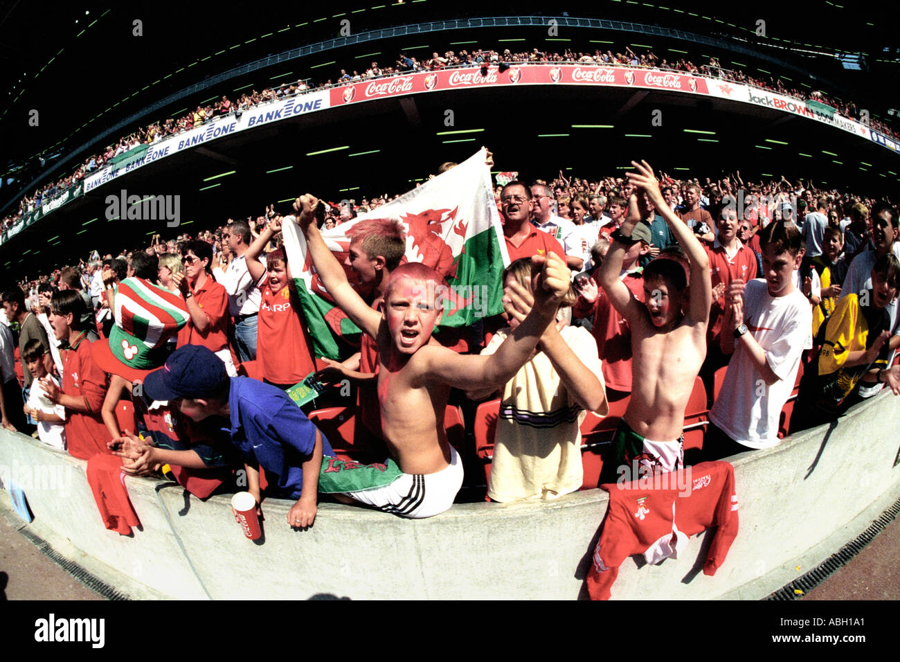 Les jeunes garçons de galles rugby fans lors d'un match international dans le Millenium Stadium Cardiff South Wales UK GO Banque D'Images