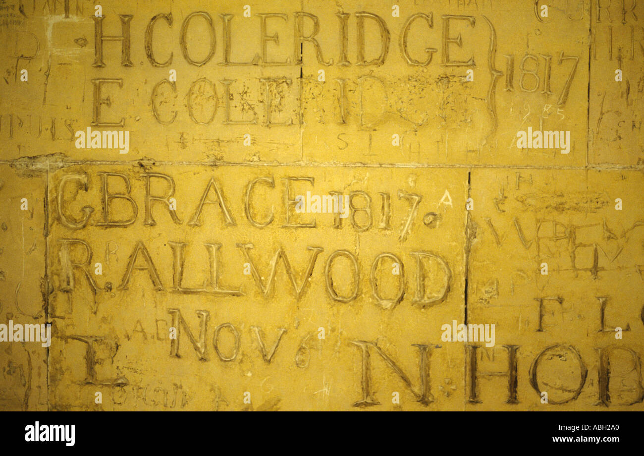 Graffiti sculpté des noms de famille - Coleridge - d'anciens élèves, garçons de Eton College sur les murs du cloître. Eton Windsor UK 2000s 2006 HOMER SYKES Banque D'Images