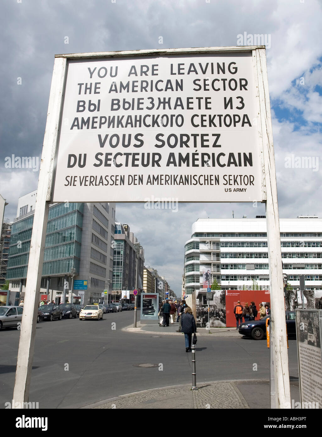 Panneau routier - Vous quittez le secteur américain - dans le célèbre ancien Checkpoint Charlie Berlin Allemagne Banque D'Images