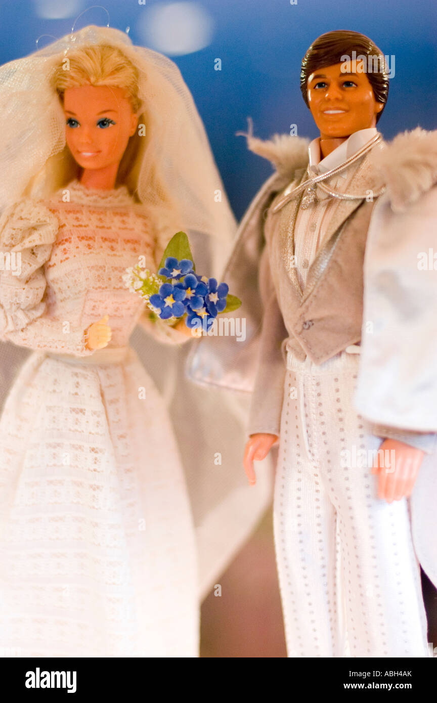 Mariage romantique mariée Barbie et Ken poupées, poupées mannequin Barbie  Mattel Photo Stock - Alamy