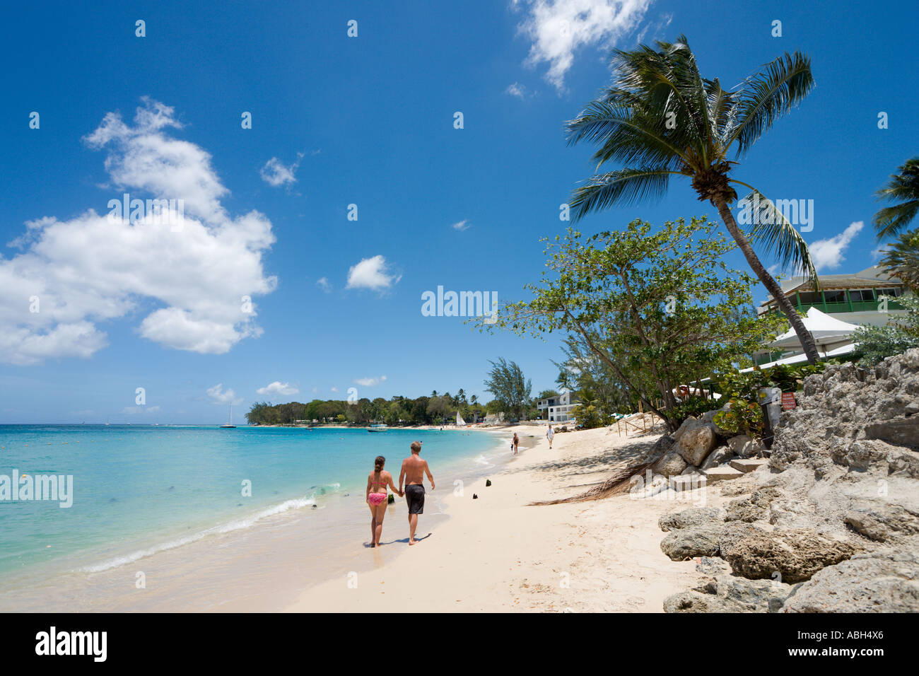 La Barbade. Couple sur la plage de Holetown, côte ouest, la Barbade, Petites Antilles, Antilles, Caraïbes Banque D'Images