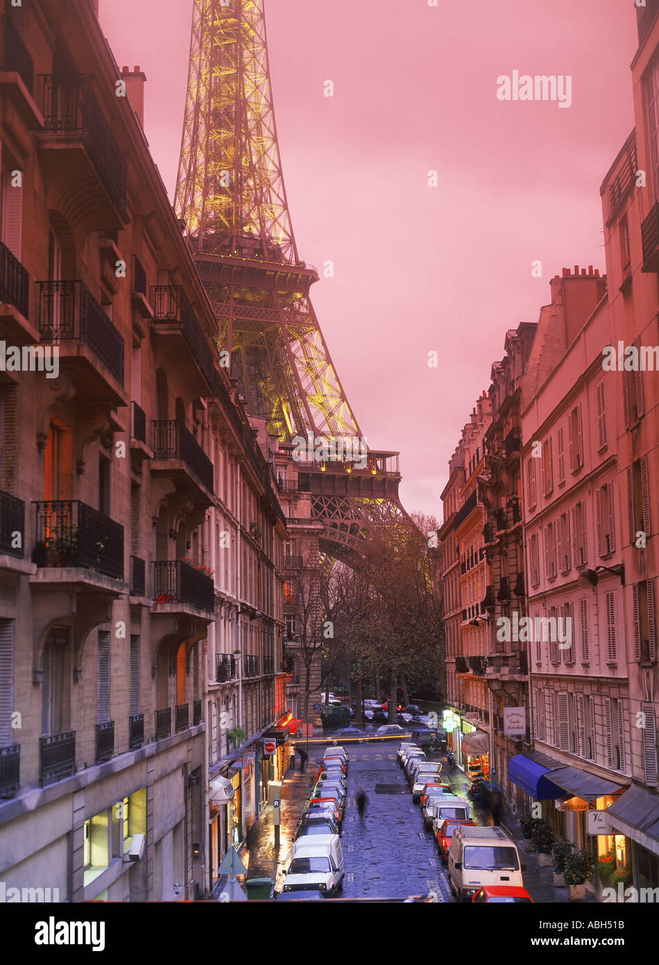 Rue menant à la Tour Eiffel à Paris au coucher du soleil Banque D'Images