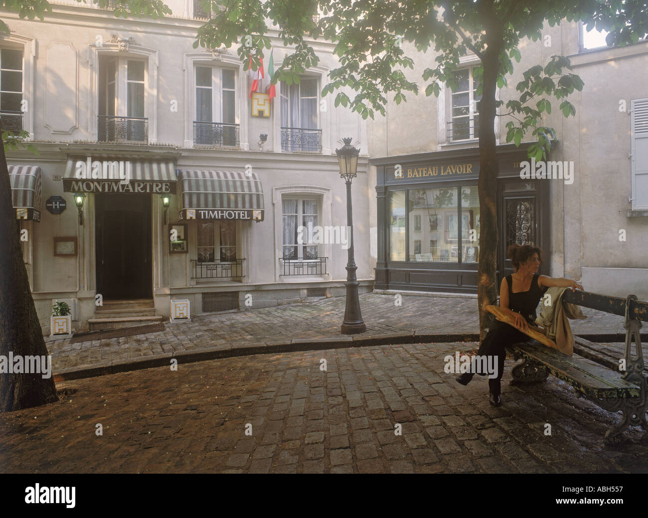 Baguette parisienne se reposant dans petit quartier Montmartre square Banque D'Images Baguette parisienne se reposant dans petit quartier Montmartre square Banque D'Images