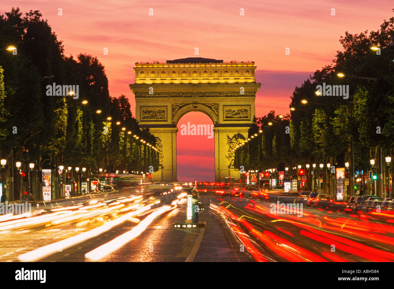 La circulation sur les Champs-elysées avec l'Arc de Triomphe à Paris au crépuscule Banque D'Images