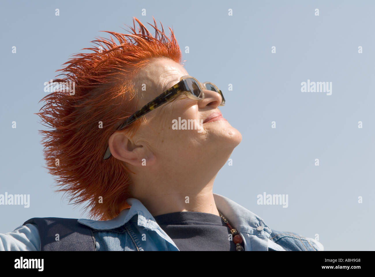 Spikey punk coupe de cheveux sur une femme plus âgée HOMER SYKES Banque D'Images