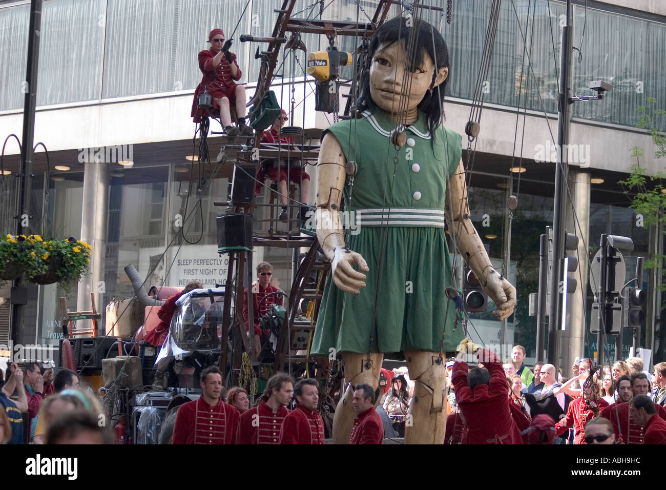 La petite fille - marionnette mécanique marche à travers Londres en tant que partie de l'éléphant du Sultan spectacle de théâtre de rue. Londres, Angleterre Banque D'Images