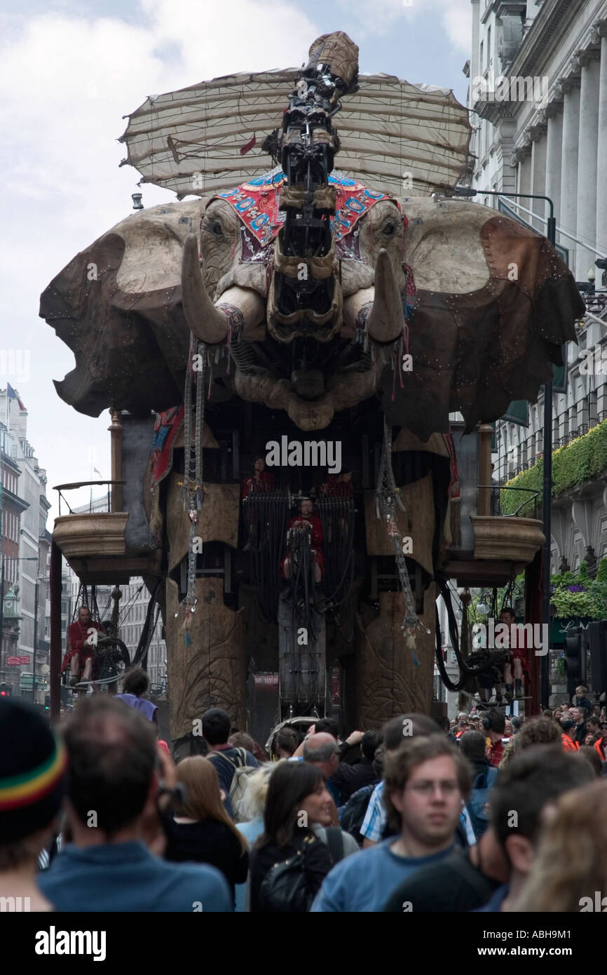Les Sultans de théâtre de rue d'éléphants par Royal de Luxe dans Piccadilly , , Londres Banque D'Images