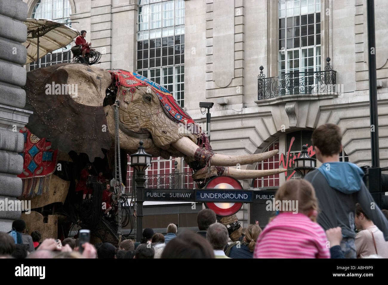 L'éléphant du Sultan. Par le théâtre de rue Royal de Luxe dans Piccadilly, Londres, Angleterre Banque D'Images