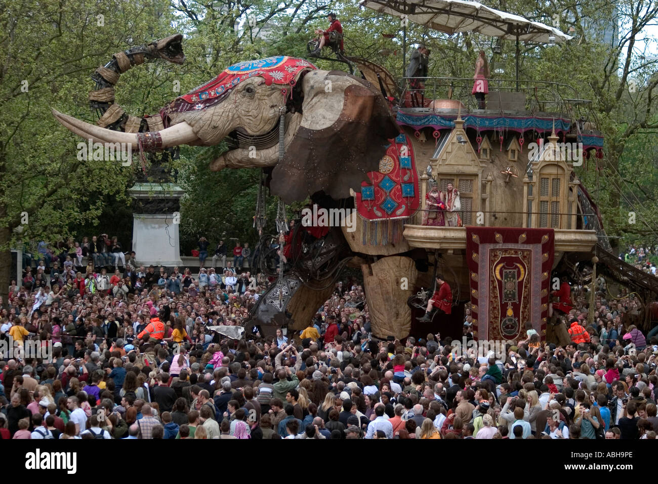 "L'éléphant du Sultan' par le théâtre de rue Royal de Luxe. Le Mall, Londres, Angleterre, Royaume-Uni Banque D'Images