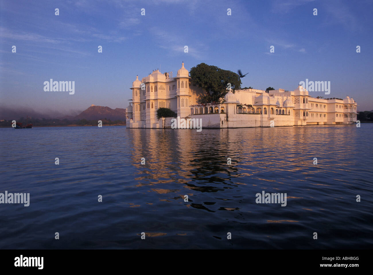 Inde Rajasthan Udaipur s lac Pichola Lake Palace et Jag Niwas Hotel sur island Banque D'Images