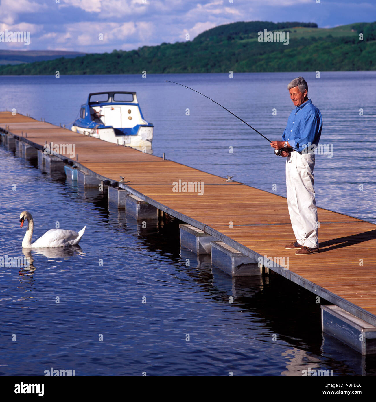 Pêche à la jetée de l'HOMME SUR LE LOCH LOMOND ECOSSE Banque D'Images