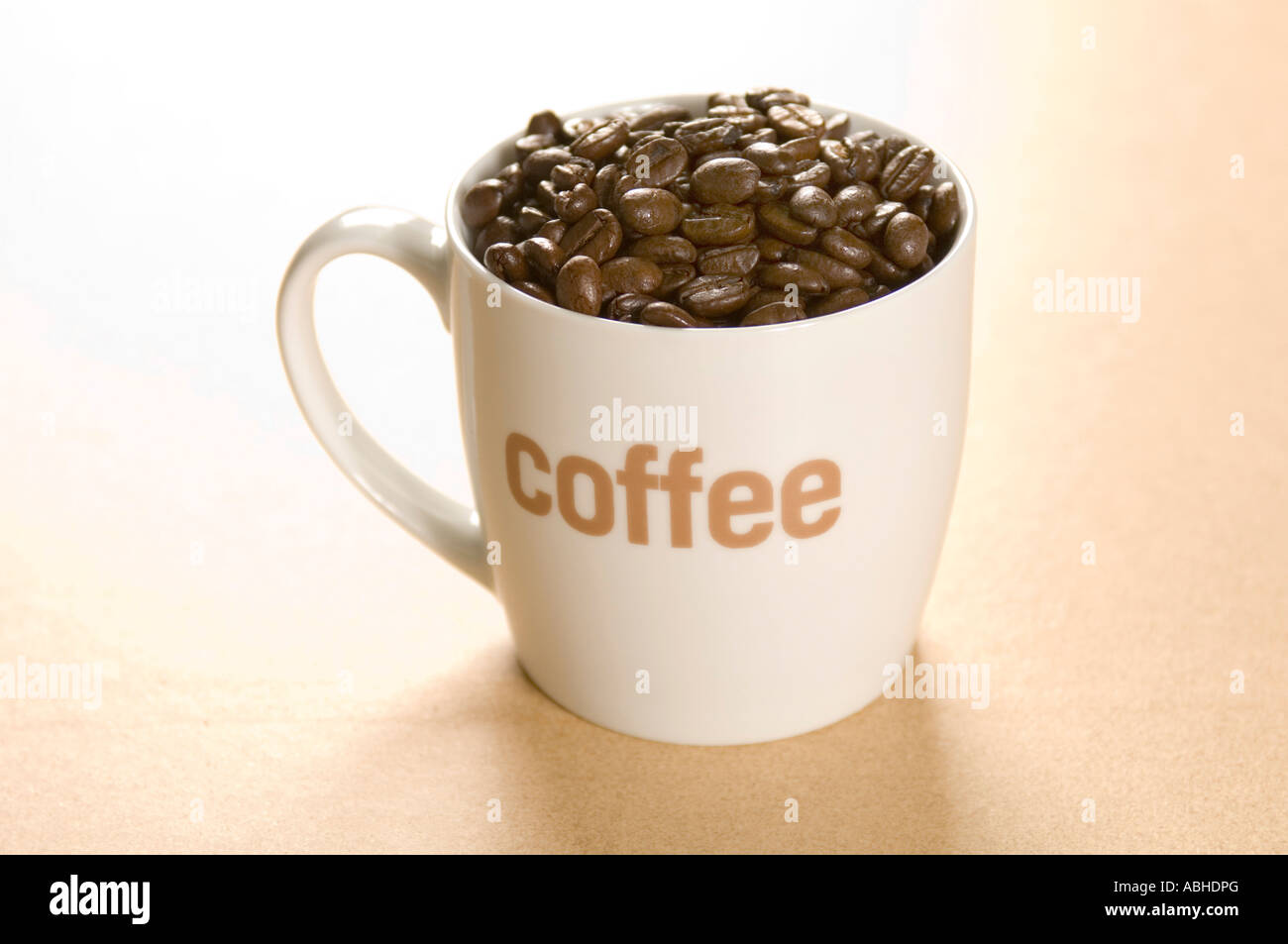 Une tasse de café en grains avec le logo du café sur elle Banque D'Images