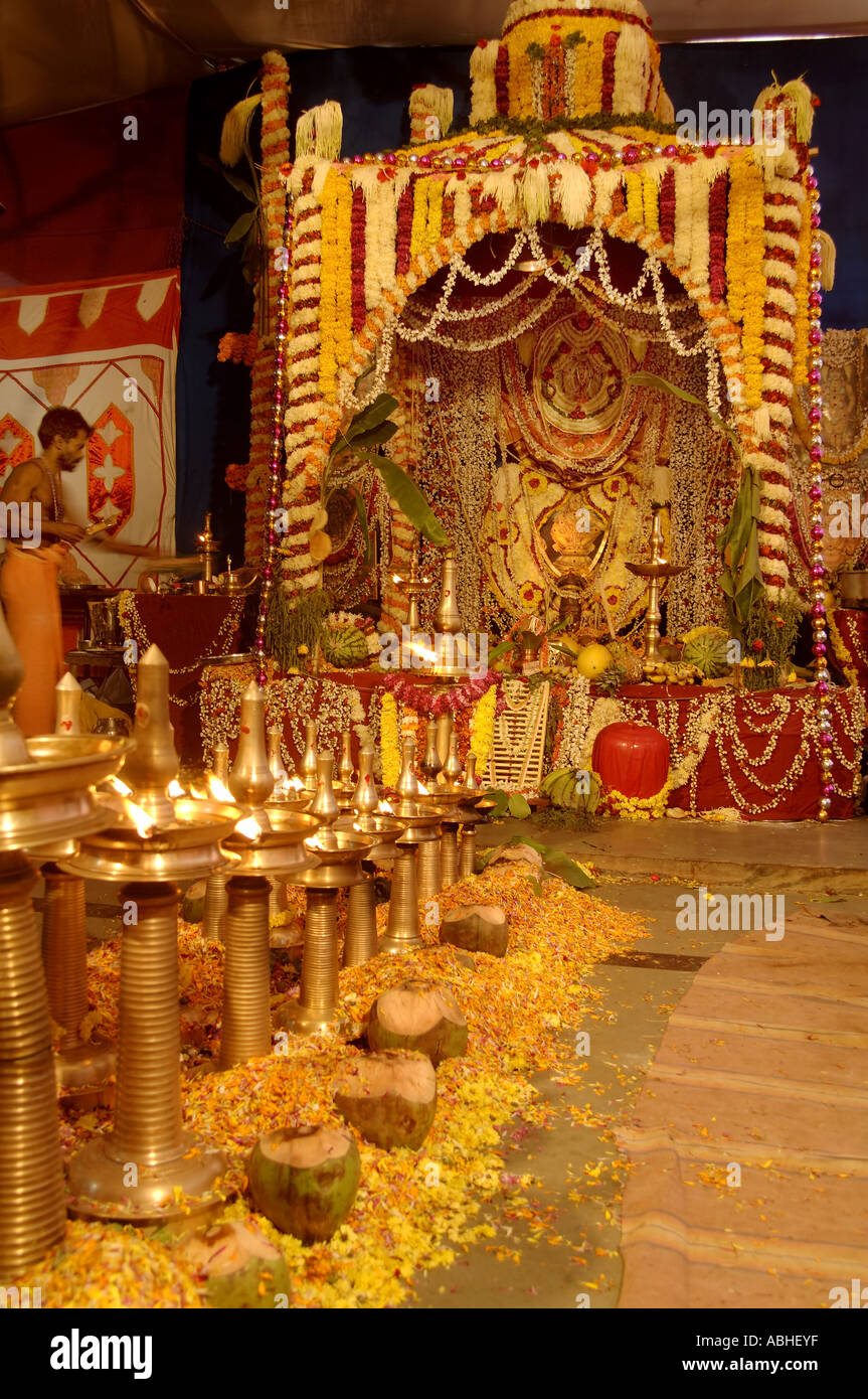 HMA78864 lampes à huile en laiton au temple d'Ayyappa pooja Kerala Inde Banque D'Images