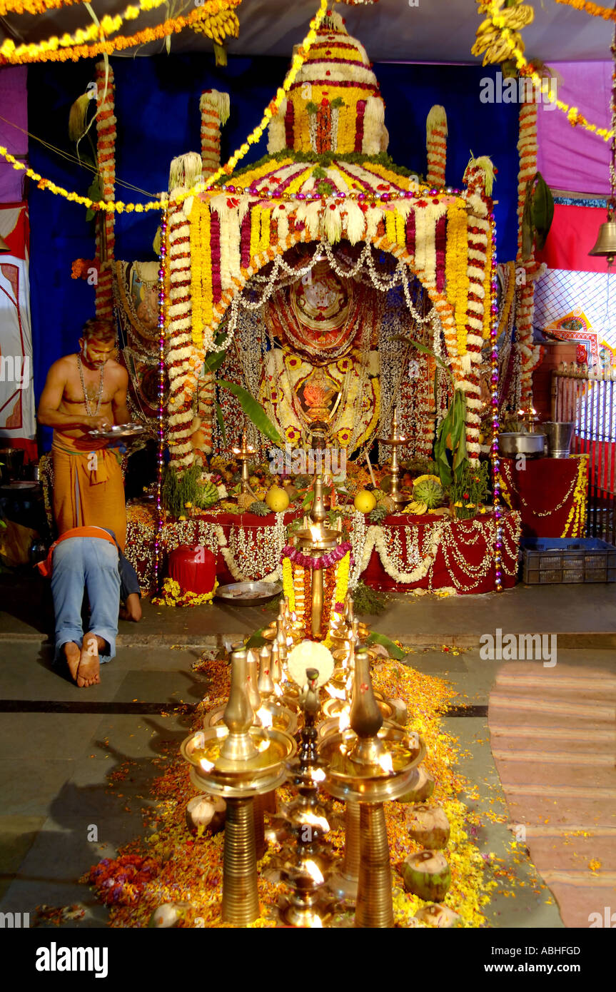 HMA78868 autel dans Seigneur temple d'Ayyappa et laiton lampes à huile Pooja Kerala Inde Banque D'Images