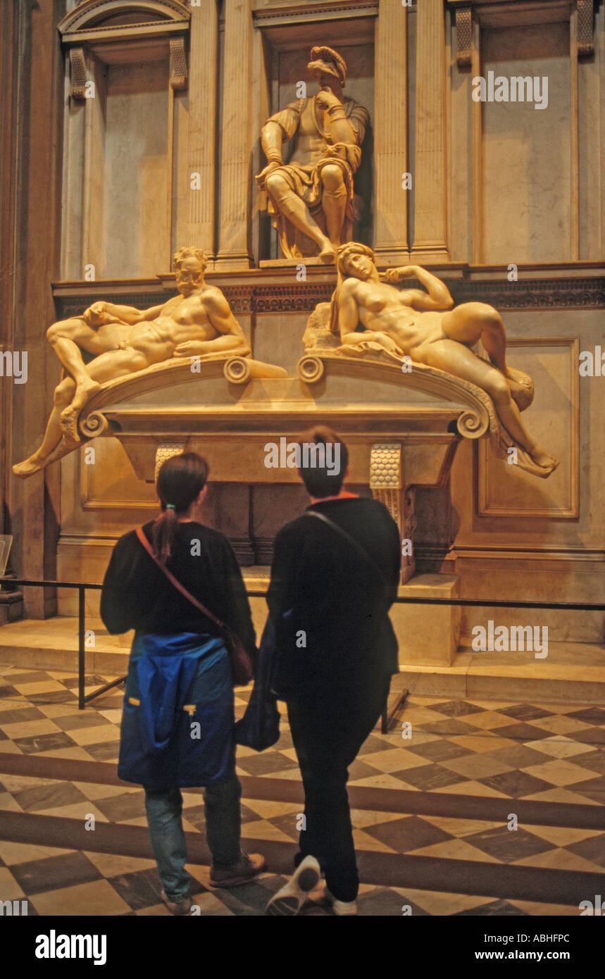 Florence Toscane Italie Chapelles des Médicis de l'église San Lorenzo tombe de Lorenzo Duc d'Urbino par Michel-ange dans la nouvelle sacristie Banque D'Images
