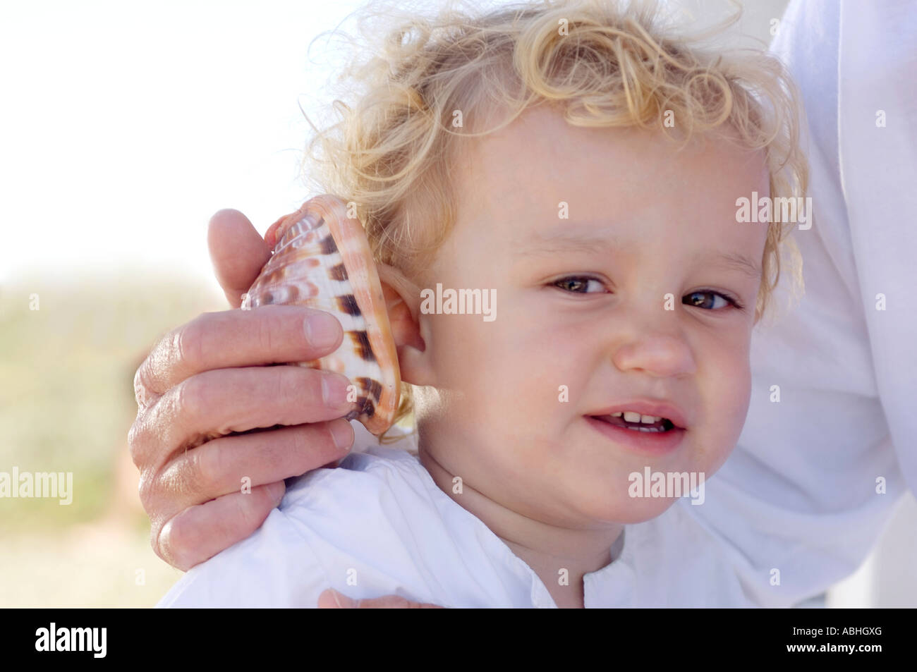Portrait D Un Petit Garcon Avec Un Shell Contre Son Oreille Photo Stock Alamy
