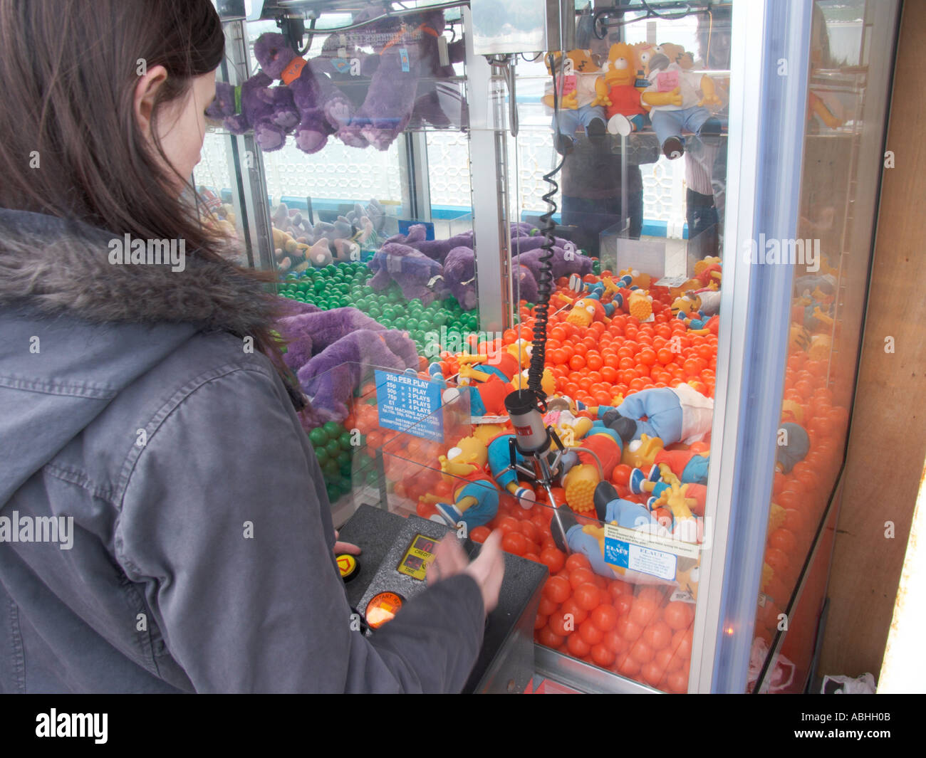 Enfant jouant dans une salle de jeux électroniques sur la jetée de Llandudno Banque D'Images