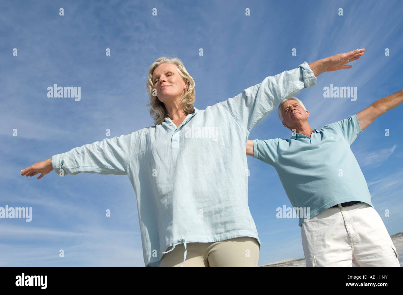Couple dans l'attitude de yoga sur la plage, à l'extérieur Banque D'Images
